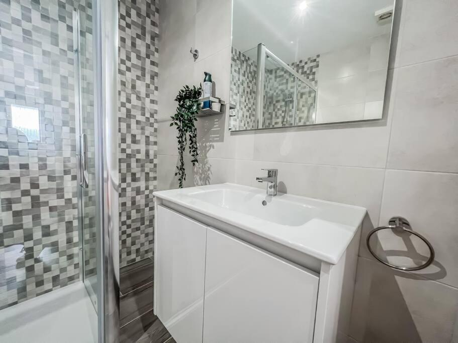 Modern 2 Bed Apartment With Pool In Frigiliana Esterno foto